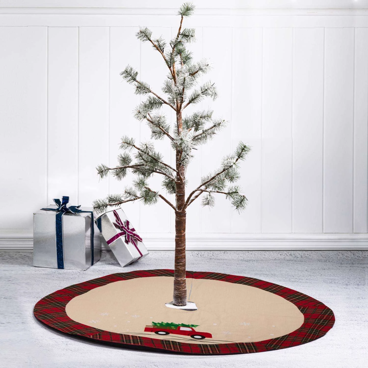 Glitzhome Multicolored Red Truck Christmas Tree Skirt 0.25 In. 4 Glitzhome Multicolored Red Truck Christmas Tree Skirt 0.25 In. - Image 4