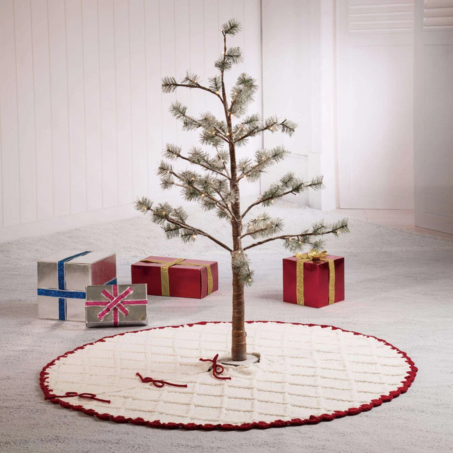 Glitzhome Red/White Knitted Christmas Tree Skirt 0.36 In. 3 Glitzhome Red/White Knitted Christmas Tree Skirt 0.36 In. - Image 3